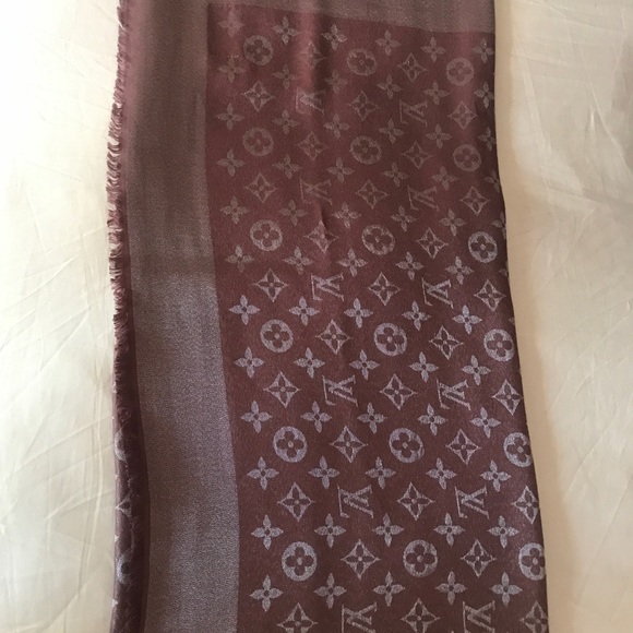 Louis Vuitton Monogram Shine Shawl - Picture 3 of 5